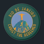 Íman Círculo no Rio de Janeiro<br><div class="desc">Rio de Janeiro retro vetor viagem design. Cristo O Redentor é uma estátua de Arte Deco de Jesus Cristo no Rio de Janeiro,  Brasil,  criada pelo escultor francês Paul Landowski e construída pelo engenheiro Heitor da Silva Costa.</div>