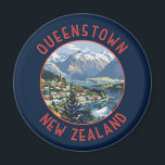 Íman Círculo Retroafresso de Queenstown Nova Zelândia<br><div class="desc">Viagem de vetor de retro de Queenstown Senta-se nas costas do lago Wakatipu,  na ilha do Sul,  contra os dramáticos Alpes do Sul.</div>