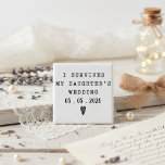 Íman Citação de Sobrevivência ao Casamento da Filha Com<br><div class="desc">Mantenha a alegria e o humor do casamento da sua filha à mão com este ímã elegante. Com a frase “Sobrevivi ao Casamento da Minha Filha” em negrito e uma data personalizável, ele transforma espaços cotidianos em um lembrete sentimental de amor, orgulho e risadas. Perfeito para geladeiras, armários ou quadros...</div>
