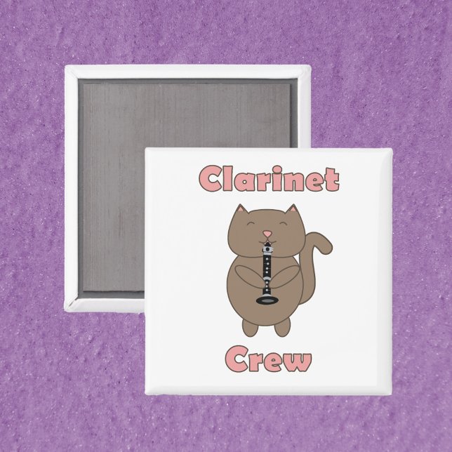 Íman Clarinet Crew Rosa Gato Castanho Engraçado (A magnet featuring a cute brown cat playing the clarinet and the words clarinet crew in pink.)