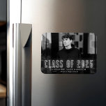 Íman Classe Branca Moderna de Graduação de Foto 2025<br><div class="desc">Anuncie sua conquista especial com nossos ímãs de graduação neon. O ímã de graduação moderno exibe a foto horizontal do formando com "Classe de 2025" em letras néon brancas. Personalize o ímã de graduação de fotos adicionando o nome do formando e o nome da escola. O ímã de fotos da...</div>