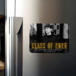 Íman Classe de Neon Amarelo Moderno de Graduação de Fot<br><div class="desc">Anuncie sua conquista especial com nossos ímãs de graduação neon. O ímã de graduação moderno exibe a foto horizontal do formando com "Classe 2025" em letras néon amarelas. Personalize o ímã de graduação de fotos adicionando o nome do formando e o nome da escola. O ímã de fotos da graduação...</div>
