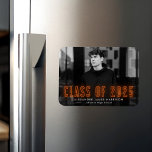 Íman Classe Modern Orange Neon, Graduação de Foto 2023<br><div class="desc">Anuncie sua conquista especial com nossos ímãs de graduação neon. O ímã de graduação moderno exibe a foto horizontal do formando com a "Classe 2023" em letras néon laranja. Personalize o ímã de graduação de fotos adicionando o nome do formando e o nome da escola. O ímã de fotos da...</div>