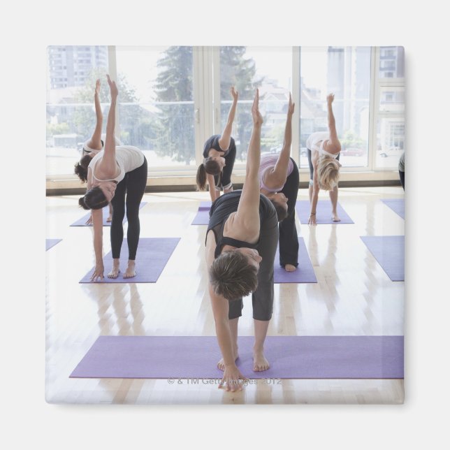 Íman classe que pratica yoga com instrutor em um (Frente)