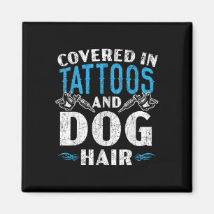 Íman Coberta Em Tatuagens E Tatuagem No Cabelo Do Cão P