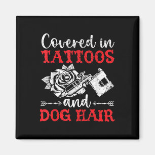 Íman Coberta Em Tatuagens E Tatuagem No Cabelo Do Cão P