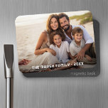 Íman Cobertura Simples de 1 Cheio Fotográfico - Sobrepo<br><div class="desc">Use uma foto horizontal ou horizontal e faça um ímã de fotos único e moderno. Este design mínimo moderno inclui uma fotografia com texto para adicionar nomes e texto. Se precisar mover alguma coisa,  clique no botão personalizar para fazer alterações.</div>