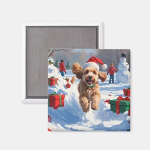 Íman Cockapoo Correndo na Neve com Chapéu de Natal