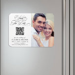 Íman Cód. QR da caligrafia romântica Salvar a data Foto<br><div class="desc">Este roteiro romântico salve a data em que o imã é perfeito para um casamento simples. A design minimalista a preto e branco apresenta uma elegante e romântica inscrição caligráfica suave com um código QR e uma fotografia. Para uma personalização mais avançada deste design, clique no BOTÃO FERRAMENTA DESIGN AZUL...</div>