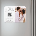 Íman Código QR de Script Romântico Suave Salva a Data F<br><div class="desc">Este roteiro romântico salve a data em que o imã é perfeito para um casamento simples. A design minimalista a preto e branco apresenta uma elegante e romântica inscrição caligráfica suave com um código QR e uma fotografia. Para uma personalização mais avançada deste design, clique no BOTÃO FERRAMENTA DESIGN AZUL...</div>