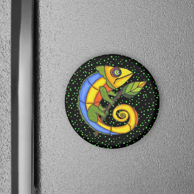 Íman Colorida Lizard em uma Ramificação (Colourful fantasy lizard holding twig with leaf green polka dots on black round magnet.)