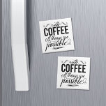 Íman Com Café Todas As Coisas São Possíveis<br><div class="desc">Enfrente o dia com uma xícara de joe e este lembrete bonito de que com café,  todas as coisas são possíveis. O Magnet apresenta a citação em estilos de tipografia mista em preto e branco.</div>