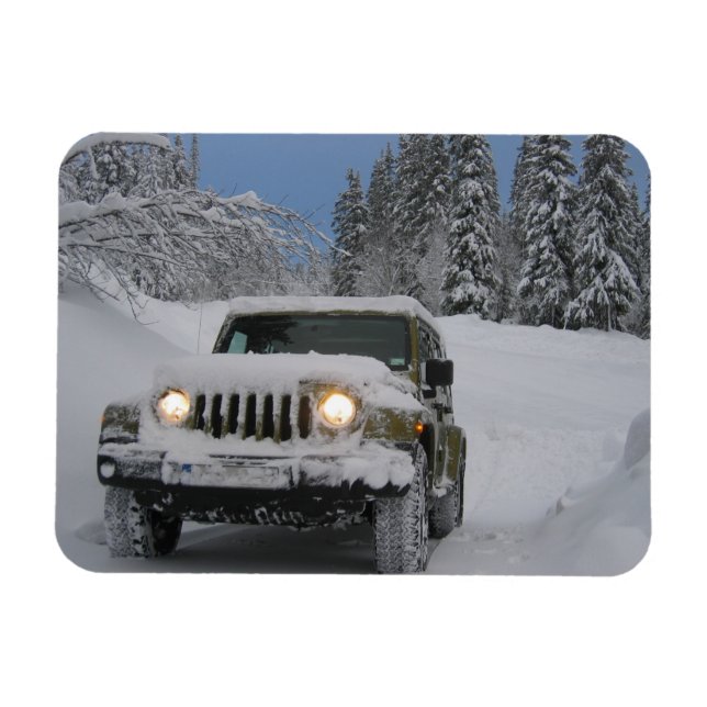 Íman Condução na estrada Snowy em Pine Forest (Horizontal)