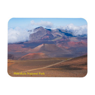 Íman cones de cinza e montanhas na cratera de haleakala