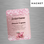 Íman convite de luxo carruagem rosa chá de panela<br><div class="desc">Um fundo cor-de-rosa pincelado decorado com faíscas falsas,  confetti e uma carruagem rosa romântica vintage. Personalize e adicione seu nome,  detalhes da festa.</div>