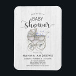 Íman Convite para Chás de fraldas de madeira branca e C<br><div class="desc">Madeira branca Chic e Carruagem de bebê branca e branca com flores azuis Convite para Chá Baby Boy! Personalize-o adicionando suas informações! Verifique meu compro para ver toda a coleção com este design!</div>