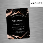 Íman Convite para o aniversário de luxo de mármore pret<br><div class="desc">Um fundo negro. Decorado com veias rosa de mármore. Personalize e adicione seu nome e detalhes da festa. Texto branco.</div>