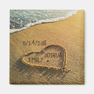 Íman Coração na praia tropical de areia