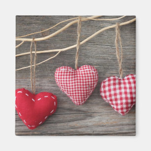Íman Corações vermelhos na mesa de madeira