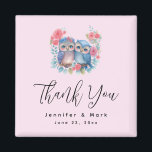 Íman Corujas no Amor Sentadas em um Ramal de Árvore Obr<br><div class="desc">Um ímã com a imagem de um par de corujas apaixonadas sentadas juntas num galho de árvore. Cercados por flores azuis,  verdes e cor-de-rosa bonito.</div>