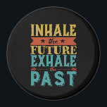 Íman Cotação Inspiracional Inalar Futuro Exalado Passad<br><div class="desc">Citação de motivação inspiradora para manter você inspirado e motivar outros ao seu redor. Belo ditado sobre deixar passar as falhas passadas e as más experiências para abraçar o futuro e todas as possibilidades. Respiração. Inalar o futuro. Exalar o passado. A cor de fundo pode ser personalizada para a cor...</div>