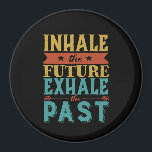 Íman Cotação Inspiracional Inalar Futuro Exalado Passad<br><div class="desc">Citação de motivação inspiradora para manter você inspirado e motivar outros ao seu redor. Belo ditado sobre deixar passar as falhas passadas e as más experiências para abraçar o futuro e todas as possibilidades. Respiração. Inalar o futuro. Exalar o passado. A cor de fundo pode ser personalizada para a cor...</div>