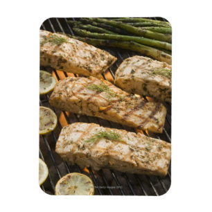 Íman Cozinhar dos peixes e do aspargo na grade
