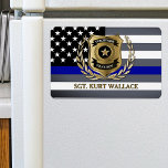 Íman Crachá de Polícia de Linha Azul Thin Personalizado<br><div class="desc">Imã de geladeira personalizada do policial divertido. Dourado crachá policial com seu departamento de nomes da cidade,  sua posição e nome sobre a clássica bandeira azul-fina da polícia.</div>