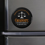 Íman Criador de Graduação de Faculdade de Direito de La<br><div class="desc">Este moderno íman de graduação de direito personalizado negro e laranja mantém a tipografia clássica para uma classe de formando de 2024. Personalize com o seu ano de graduação sob as escalas brancas de justiça para um advogado comemorativo personalizado ou presente de advogado.</div>