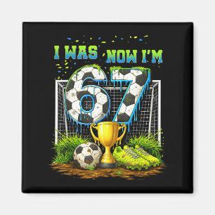 Íman crianças engraçadas de 7 anos de idade jogando fut