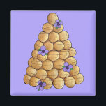 Íman Croquembouche Choux Bun Cream Puff Bolo Casado<br><div class="desc">Design apresenta uma ilustração original de um croquembouche, um bolo de casamento francês tradicional feito com bolos de pastelaria de choux (sopros de creme), guarnecido com flores pansy roxas. Ideal para um casamento, chá de panela ou festa de noivado, ou para a noiva ser ou para uma festa noiva. Não...</div>