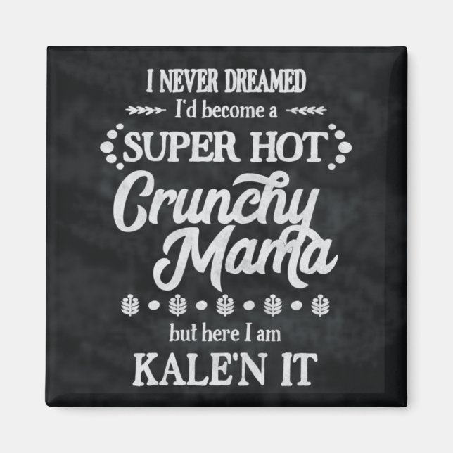Íman Crunchy Mama Kale'n It Pun Magnet (Frente)