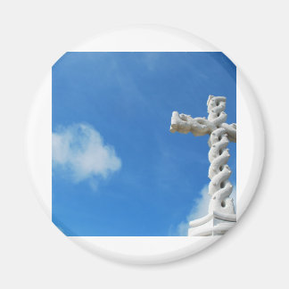 Íman Cruz em nuvens e céu azul