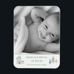 Íman Da Nossa Casa Ao Seu Cartão De Férias Xmas Fotográ<br><div class="desc">"Da nossa Casa à Sua" Adicione a sua escolha de fotografia.  Casa doce com pequeno boneco de neve.  Mude o seu nome e que cartões de natal bonito. Tão simples e adorável. Um excelente.</div>