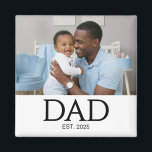 Íman Dad Established Photo Gift Magnet<br><div class="desc">Father's Day DAD ESTABLISHED photo gift magnet with CUSTOMIZABLE text. Classic serif font can be personalized by changing DAD to PAPA or POPS, and the simple sans serif EST 2025 can be changed to edit the year (and add subsequent years, if needed). This Dad magnet would make a great gift...</div>