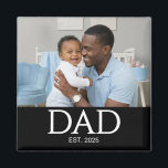 Íman Dad Established Photo Gift Magnet<br><div class="desc">Father's Day DAD ESTABLISHED photo gift magnet with CUSTOMIZABLE text. Classic white serif font can be personalized by changing DAD to PAPA, and the simple sans serif EST 2025 can be changed to edit the year (and add subsequent years, if needed). This Dad magnet would make a great gift for...</div>