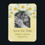 Íman Daisies White Yellow Floral Photo Save the Date (D<br><div class="desc">As margaridas brancas perfeitas em um fundo em relevo amarelo. Adicione sua foto favorita para esse toque pessoal. Tão doce e perfeito "Salve a Data" para enviar a todos os seus convidados um lembrete muito pessoal para celebrar o seu dia especial. Eles vão adorar esta manutenção especial para se lembrarem...</div>