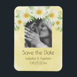 Íman Daisies White Yellow Floral Photo Save the Date (D<br><div class="desc">As margaridas brancas perfeitas em um fundo em relevo amarelo. Adicione sua foto favorita para esse toque pessoal. Tão doce e perfeito "Salve a Data" para enviar a todos os seus convidados um lembrete muito pessoal para celebrar o seu dia especial. Eles vão adorar esta manutenção especial para se lembrarem...</div>