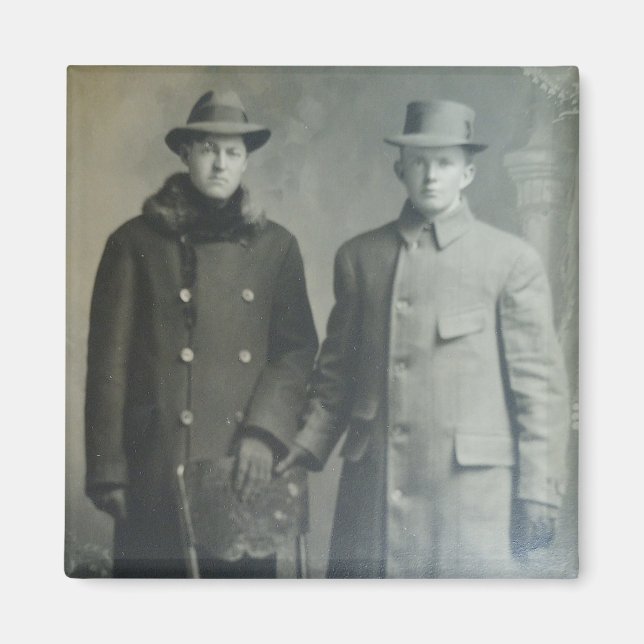 Íman Dapper Brothers in Overcoats RPPC Foto B&W (Frente)