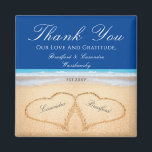 Íman Dark Blue Beach 2 Hearts in the Sand Wedding<br><div class="desc">Casamento Azul de Praia Escura 2 Corações na placa de papel de casamento de Areia. Os produtos de casamento de praia estão disponíveis em uma grande variedade de produtos para o perfeito casamento de praia.</div>