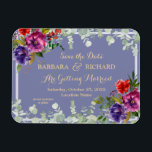 Íman Data de Salvamento da Cor Floral Românica Roxana<br><div class="desc">Esta impressionante aquarela Salve o ímã flexível Date apresenta um fundo de lavanda leve com roxo, rosa escuro e um toque de flores vermelhas e cercado por verde e folhas de eucalipto. Douradas letras e toques de caligrafia são um acompanhamento perfeito das belas flores. Uma escolha design para dar o...</div>