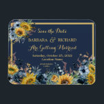 Íman Data de Salvamento do Casamento Floral de Girassol<br><div class="desc">Esta Imã salve a data impressionante apresenta um fundo azul marinho com girassóis e rodeados por flores azuis mais leves e verde. Douradas letras e toques de caligrafia são um acompanhamento perfeito das belas flores. Uma escolha design para dar o tom para a sua celebração de casamento. Para qualquer pergunta...</div>