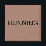 Íman de máquina de lavar louça mocha correndo<br><div class="desc">Um imã mínimo da cozinha da máquina de lavar louça "correndo" com um fundo de mousse mocha que o ajuda com a organização da cozinha. Personalize com o seu texto.</div>