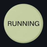 Íman de máquina de lavar louça verde<br><div class="desc">Um imã mínimo de cozinha da máquina de lavar louça "correndo" com um fundo verde sábio que o ajuda com a organização da cozinha. Personalize com o seu texto.</div>