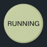 Íman de máquina de lavar louça verde<br><div class="desc">Um imã mínimo de cozinha da máquina de lavar louça "correndo" com um fundo verde sábio que o ajuda com a organização da cozinha. Personalize com o seu texto.</div>