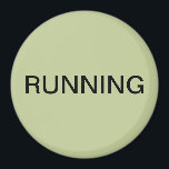 Íman de máquina de lavar louça verde<br><div class="desc">Um imã mínimo de cozinha da máquina de lavar louça "correndo" com um fundo verde sábio que o ajuda com a organização da cozinha. Personalize com o seu texto.</div>