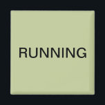 Íman de máquina de lavar louça verde<br><div class="desc">Um imã mínimo de cozinha da máquina de lavar louça "correndo" com um fundo verde sábio que o ajuda com a organização da cozinha. Personalize com o seu texto.</div>