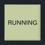 Íman de máquina de lavar louça verde<br><div class="desc">Um imã mínimo de cozinha da máquina de lavar louça "correndo" com um fundo verde sábio que o ajuda com a organização da cozinha. Personalize com o seu texto.</div>