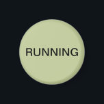 Íman de máquina de lavar louça verde<br><div class="desc">Um imã mínimo de cozinha da máquina de lavar louça "correndo" com um fundo verde sábio que o ajuda com a organização da cozinha. Personalize com o seu texto.</div>