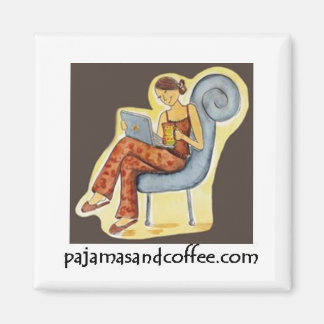 Íman de pijamas e café
